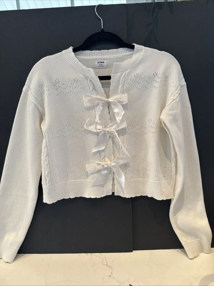 Suéter de algodón marfil con detalles de lazo. Talla M. Foto 2 de 4