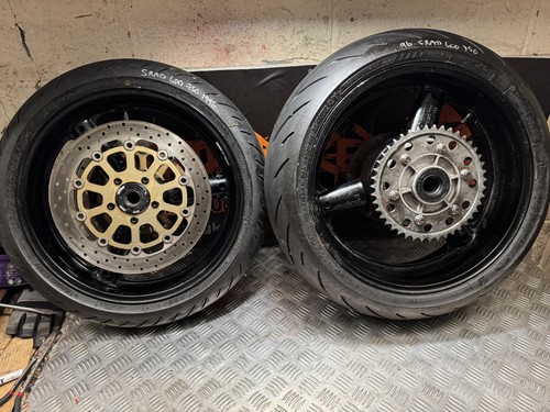 SUZUKI GSXR 600 750 SRAD 1996 VORDERRÄDER HINTEN FELGEN PAAR MIT SCHEIBEN UND REIFEN