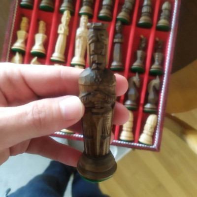 Handgeschnitzte Schachfiguren im mit Filz ausgelegtem Koffer