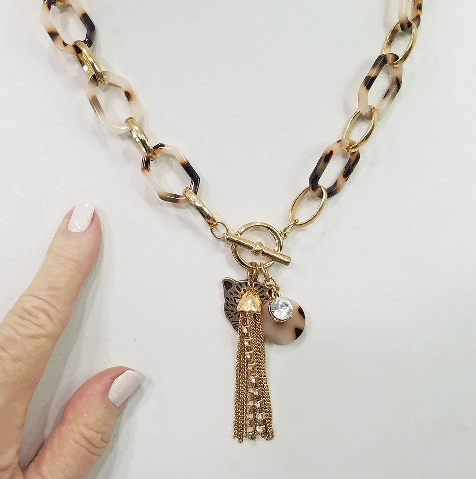 Collar colgante múltiple firmado Thalia Sodi tono dorado y caparazón de tortuga con eslabones de cadena Foto 2 de 4