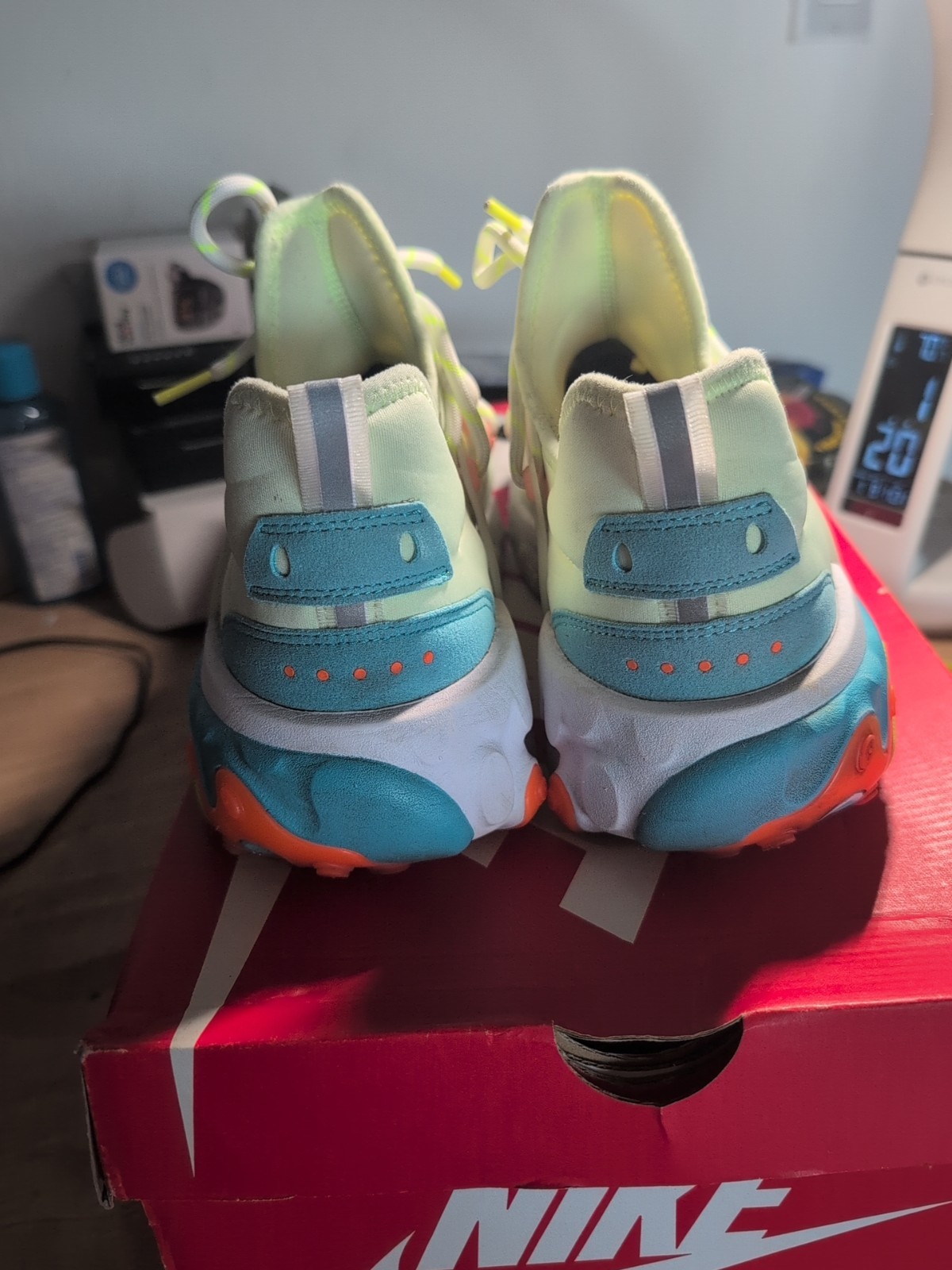 Men 10.5 US Nike React Presto Barely Volt Men Sne… - image 5