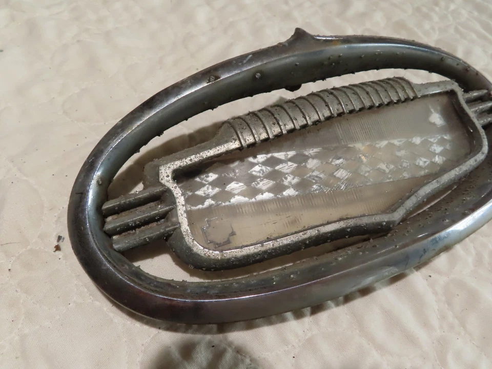 51-52 Buick Special Super Eight Hood Crest w. Bezel Ornament Emblem 1342622 Foto 2 de 4