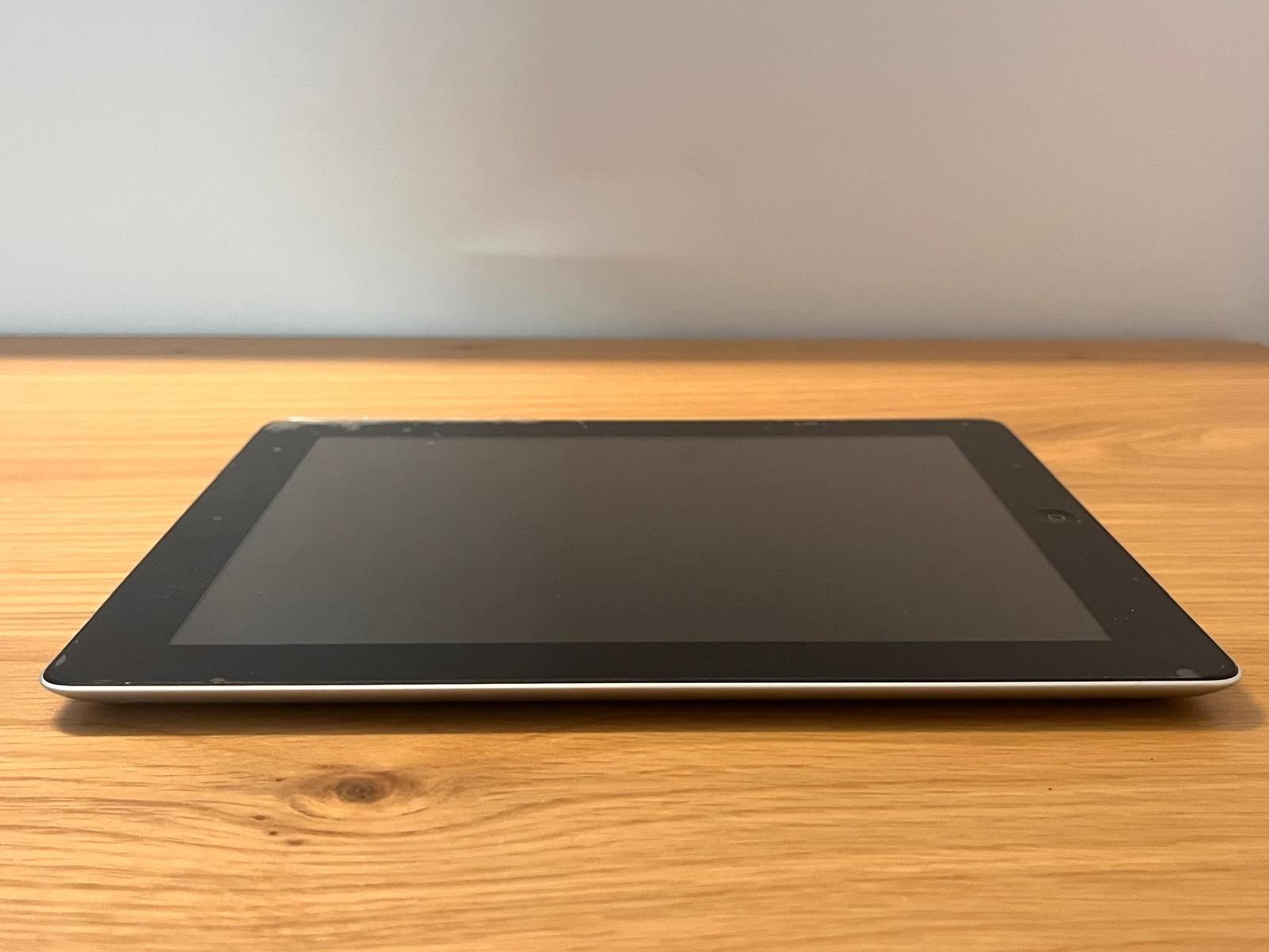 iPad 4ª Generazione A1460 + Costodia e Auricolari
