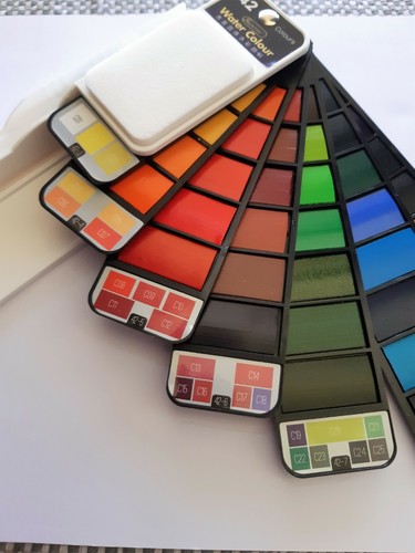Superior Collapsible 18/42 Color Solid Watercolor Set - Picture 9 of 13