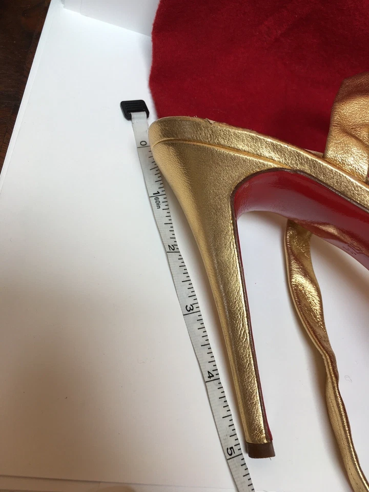 Sandalias de aguja Christian Louboutin de cuero dorado con encaje envolvente IT 37.5~ funcionan pequeñas Foto 3 de 4