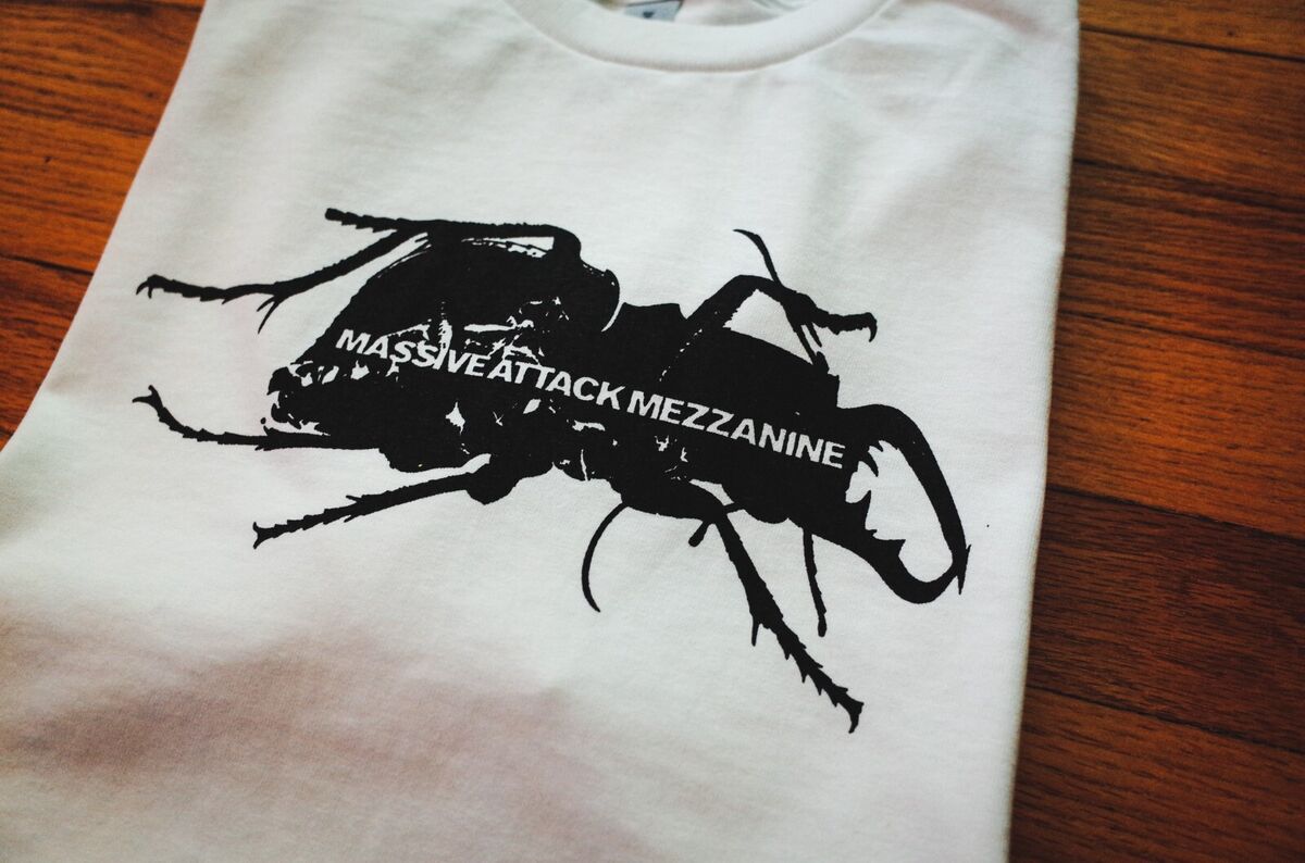 Vintage Massive Attack Mezzanine Trip Hop T-Shirt Vintage Massive Attack Mezzanine Trip Hop T-Shirt