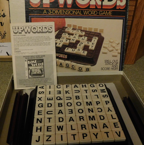 25-642 Vintage 1983 Milton Bradley Upwords 3 Dimensional Word Board Game complet