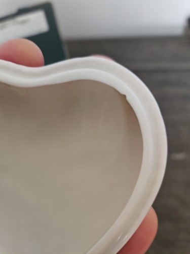 Belleek Schmuckschatulle in Herzform mit Kleeblättern von 2000 abgeplatzt - Bild 5 von 6