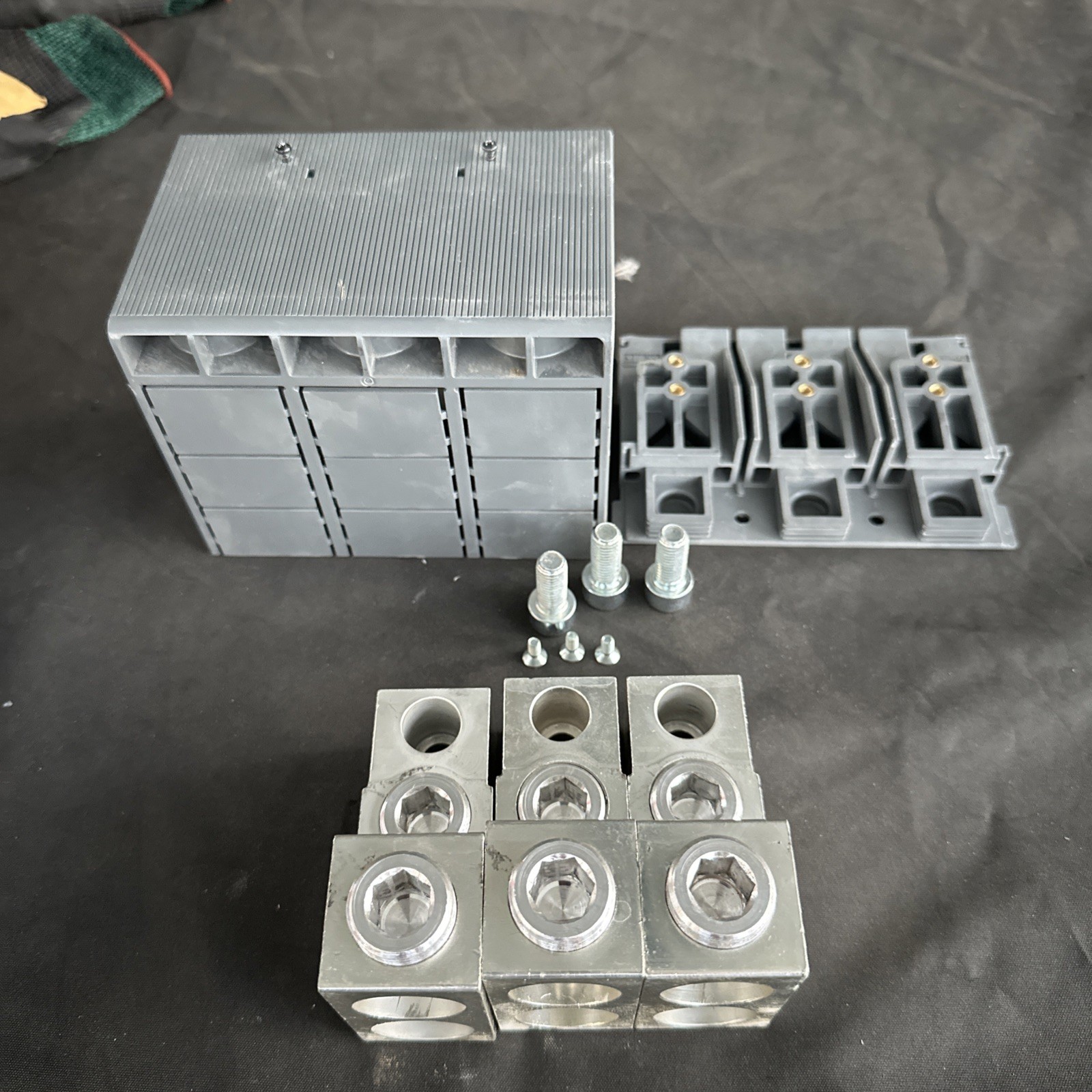 ABB KXT5CUAL2X750KC-3 FRONT TERMINAL LUG KIT XT5 500-750 kcmil New Takeoff