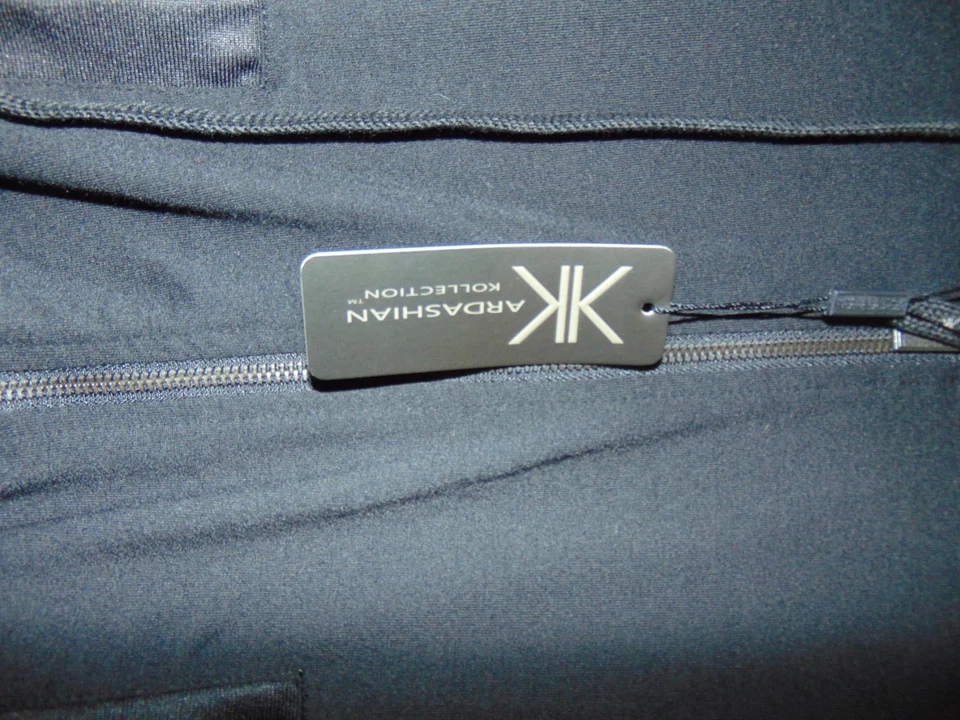 CHAQUETA CON CAPUCHA KIM KARDASHIAN COLLECTION NEGRA CREMALLERA MUJER XS Tachonada Nueva con etiquetas $58. Foto 4 de 4