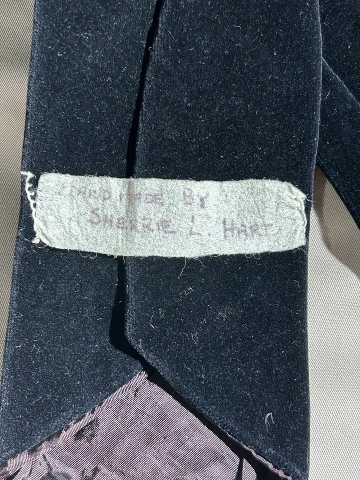 Rare Vintage 1970s Handmade Black Velvet Designer Neck Tie Signed Sherrie L Hart - Image 2 of 4