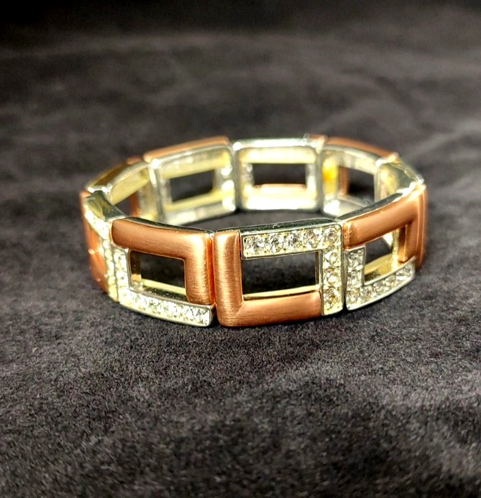 Hermosa pulsera elástica para mujer de diamantes de imitación cuadrados de oro rosa y plata Foto 2 de 4