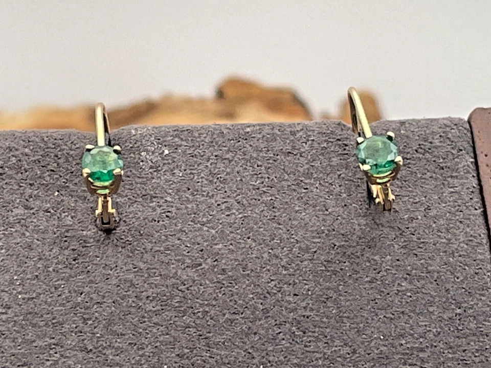 Pendientes de oro amarillo macizo de 14K con patas de circonita verde--316,25 Foto 2 de 4