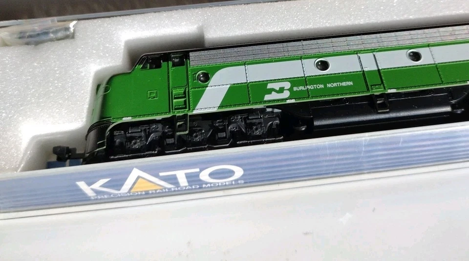 Kato N Scale Locomotive Burlington Northern 176-268 Rd# BN 9943, E8/E9 A - Image 3 of 4