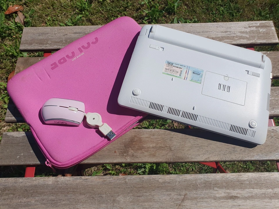 ASUS computer rosa con custodia e mouse - Immagine 2 di 4