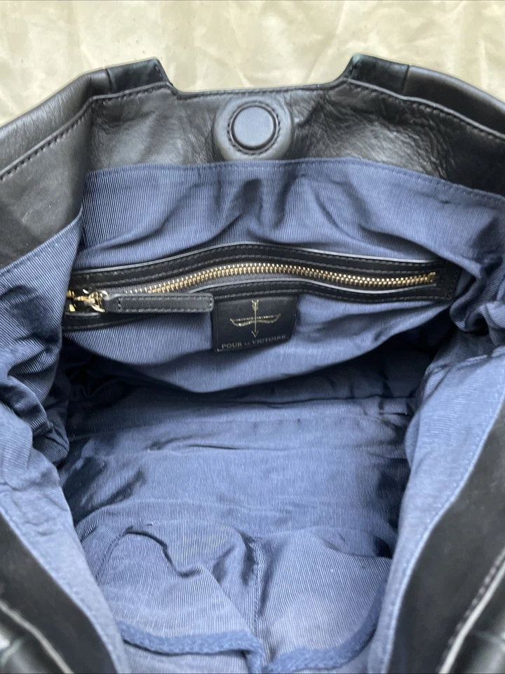 POUR LA VICTOIRE Bonne Tonne斜挎包 — 第 4/4 张图片