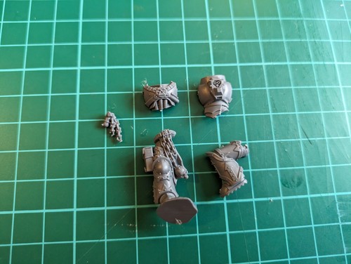10 World Eaters Khorne Berzerkers Legs and Torsos (bits) - Picture 5 of 11