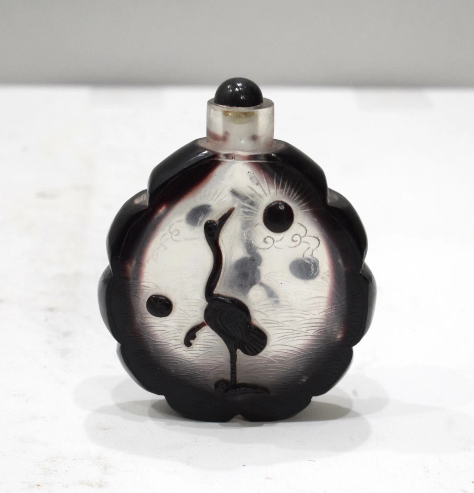 Botella de tabaco china de dos tonos con diseño de grúa Foto 2 de 4