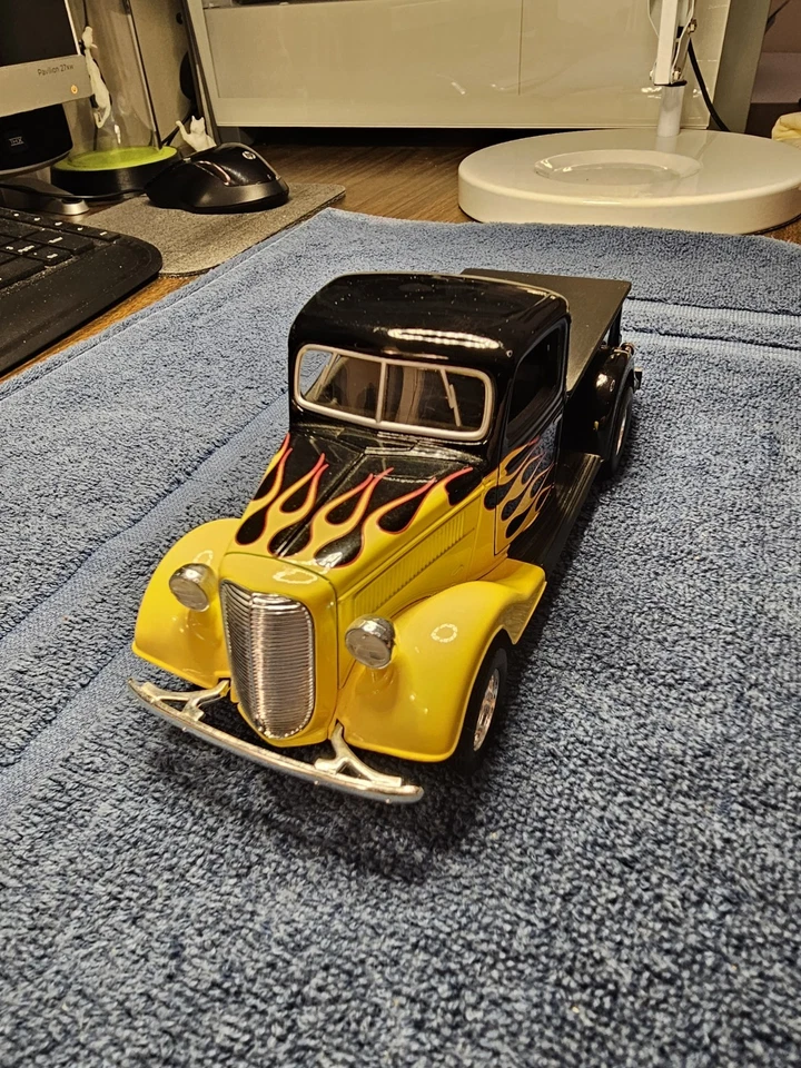 1937 Ford Pickup Model Car 1/24th Scale - Image 2 of 4