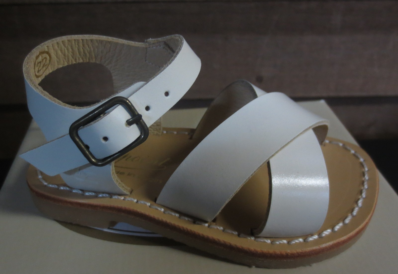 BON POINT TODDLER  LEATHER CRISSCROSS ECRU SANDALS - EU 22 - US 5