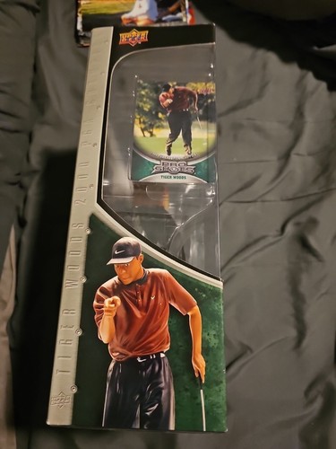 Tiger Woods 2000 PGA Champion (Red Shirt) Upper Deck Pro Shots Figure with Card - Picture 2 of 4