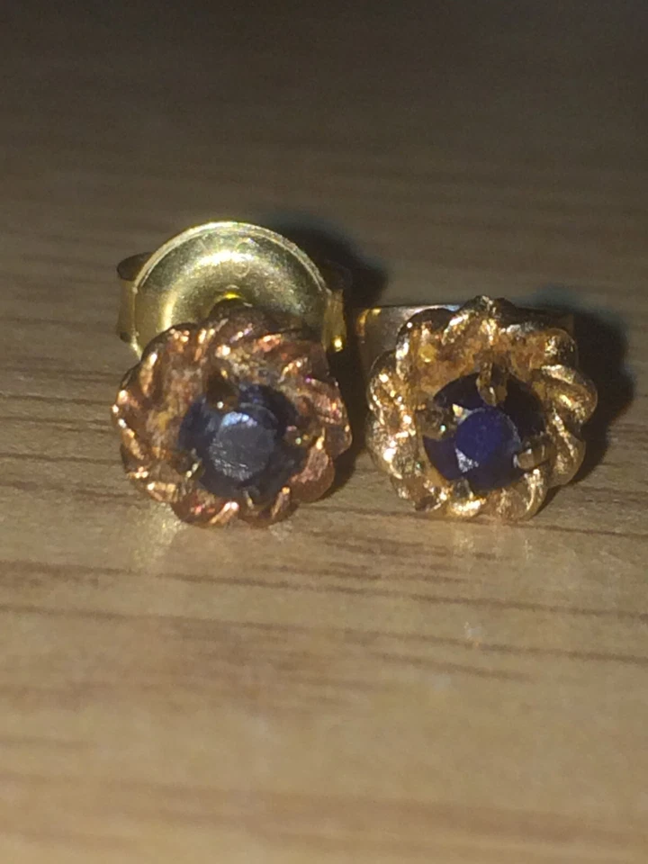 Винтажные серьги-гвоздики из желтого золота 9 карат с одним сапфиром с полной маркировкой - Изображение 3 из 4