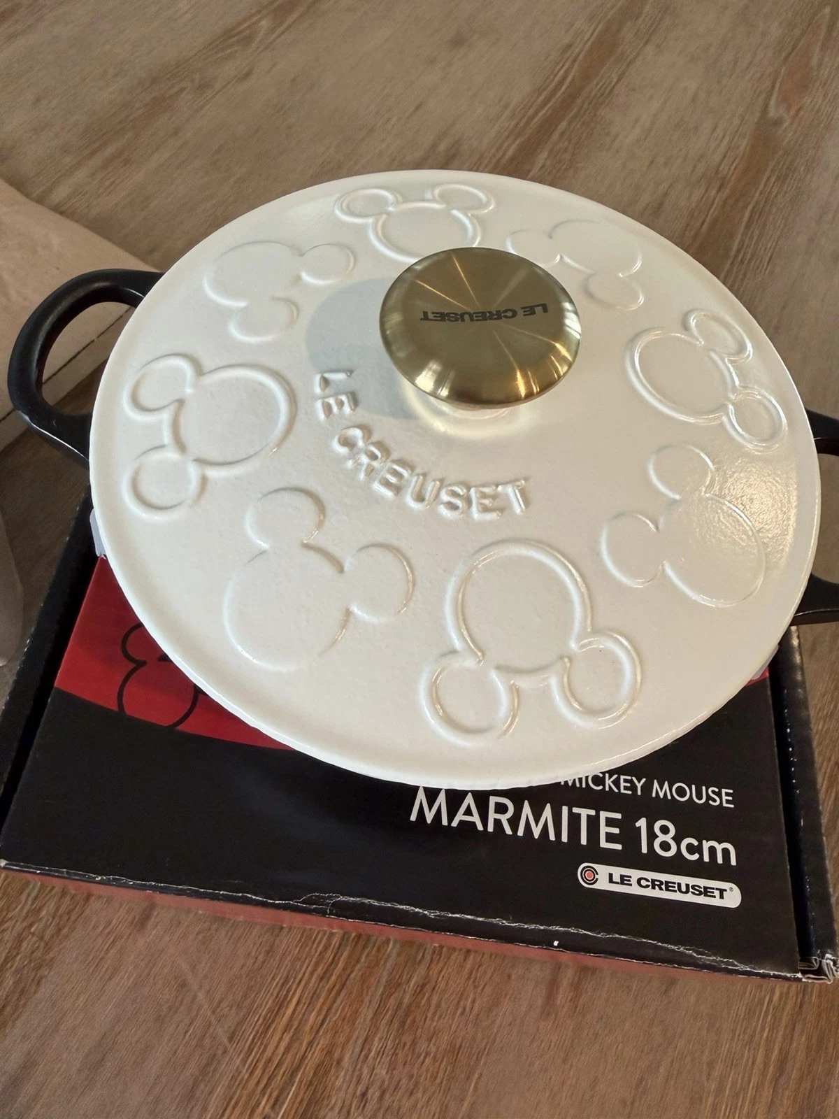 LE CREUSET x DISNEY’S MICKEY MOUSE NEW MARMITE 4.33 in. (18cm) WHITE/MATTE BLACK