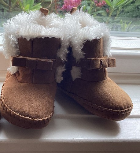 TEENY TOES Größe 2 Baby Mädchen Kunstfell weiche Sohle Krippe Stiefel - Slipper Mokassins - Bild 3 von 12