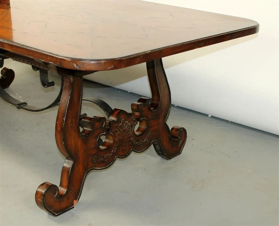 "MESA DE COMEDOR BARROCO ESTILO ESPAÑOL MAITLAND SMITH CON INCRUSTACIÓN Y CAMILLA METÁLICA 90""" Foto 4 de 4