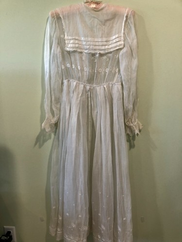 Reduced: Most Beautiful Antique Victorian Organza Tea Dress - 第 4/12 張圖片
