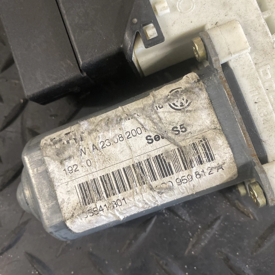 Volkswagen Golf 2001 conductor ventana trasera derecha motor 1C0959812A Foto 3 de 4