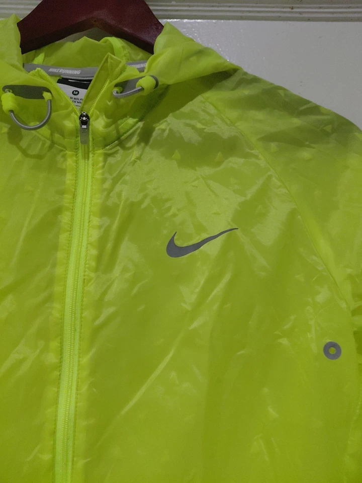 全新无标签 Nike Vapor Cyclone 女式亮黄色跑步夹克。 M 码 — 第 2/4 张图片