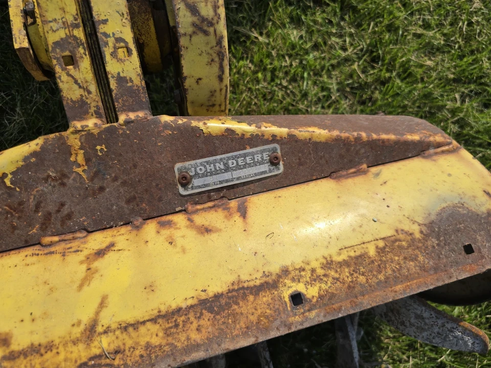 Tractor de jardín John Deere 112 con elevador hidráulico y cultivador Foto 4 de 4