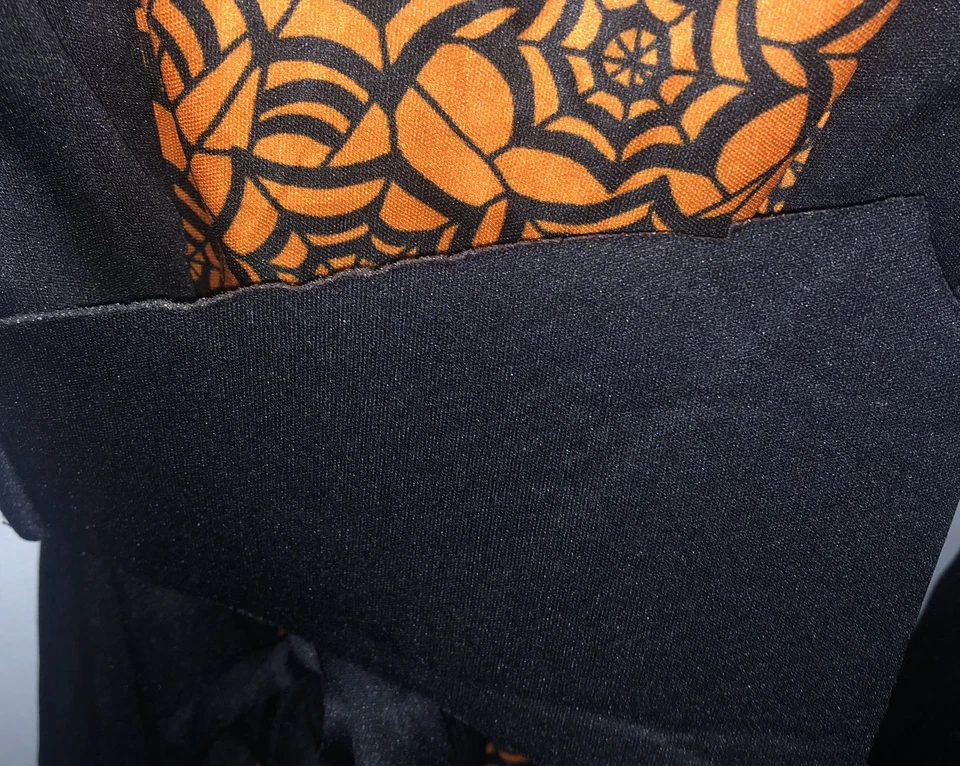 Fantasia feminina de bruxa de três peças tamanho " Vestido, chapéu, cinto 2X - Imagem 2 de 4