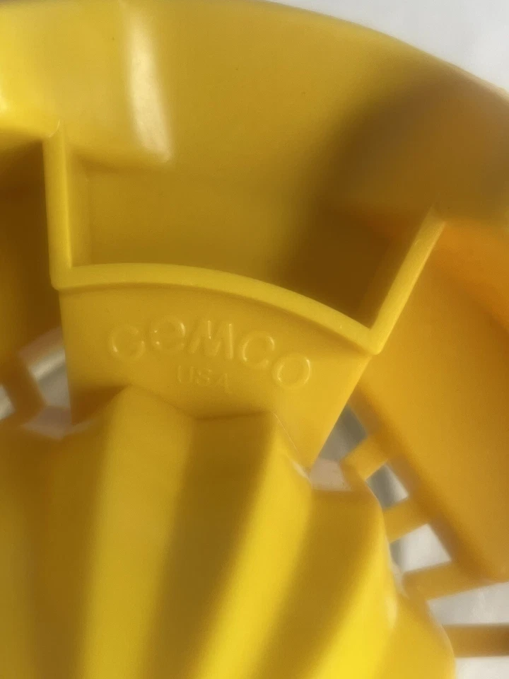 Exprimidor de limón vintage tapa amarilla con base de tarro de vidrio Gemco capacidad 12 oz EE. UU. Foto 2 de 3