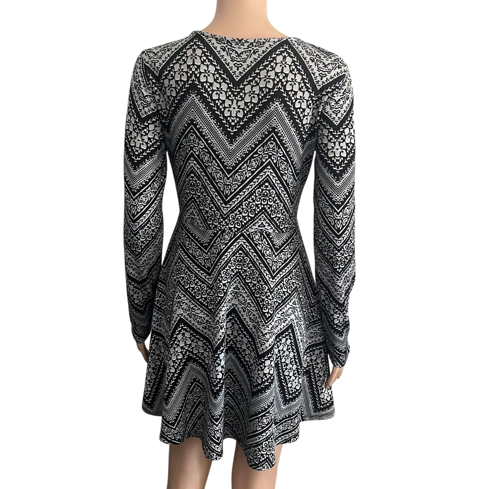 Vestido Prince & Fox Feminino Médio Preto Branco Estampa Geométrica Manga Longa Linha A - Imagem 3 de 4