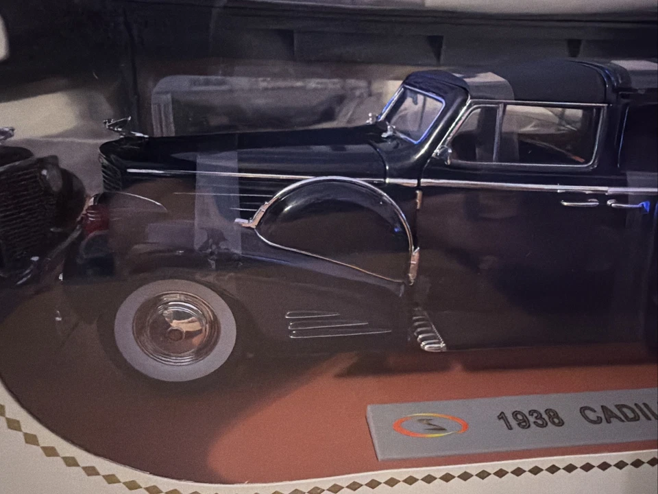 Signature Models 1938 CADILLAC V16 FLEETWOOD 1/18 Diecast Car Dark Blue w/Box - Image 2 of 4