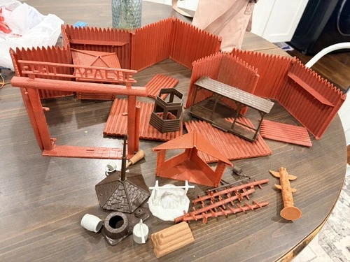 MARX FORT APACHE PLAYSET PLASTIC FORT WALLS, BUILDING PARTS incomplete
