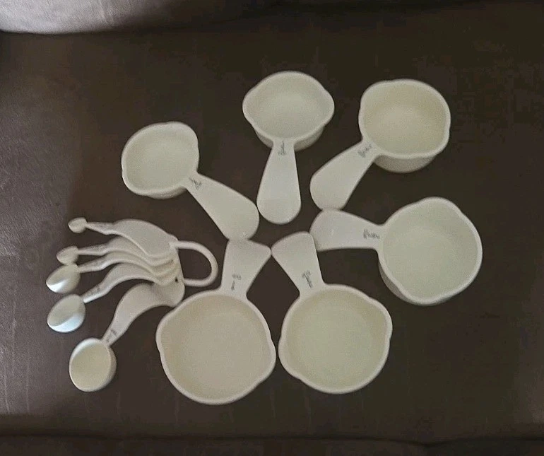 Tupperware Measuring Cups Set of 6 Stackable 3478 & Spoons 3484 White