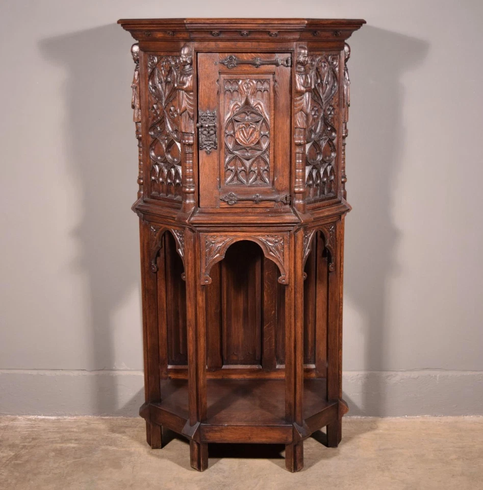 Gabinete/consola/aparador vintage de renacimiento gótico francés, madera de roble altamente tallada Foto 2 de 4