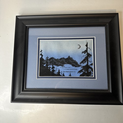 Handgefertigter Bergsee Kreuzstich schwarzer Rahmen Glas verblasster Stoff blau schwarz
