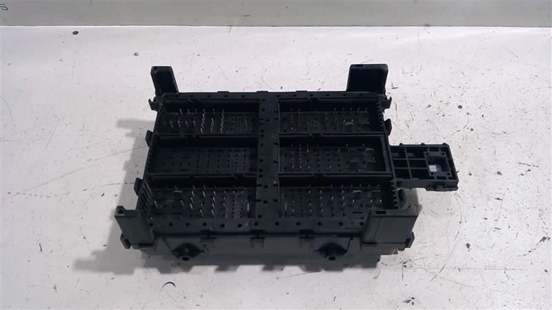 2015-2019 CHEVROLET TAHOE FUSE RELAY JUNCTION BLOCK OEM 84114437 - Image 4 of 4