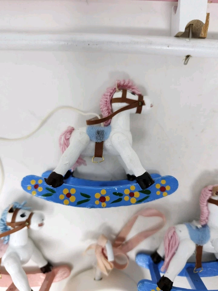 Cuna musical móvil vintage Enesco mecedora Hush My Babe azul y rosa Foto 3 de 4