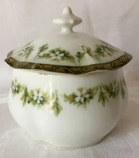 RS GERMANY REINHOLD SCHLEGELMILCH GREEN-TRIMMED TRINKET BOX, BLUE WREATH MARK