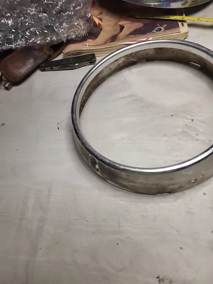 Bisel de faro Ford Victoria 1951 Foto 3 de 4