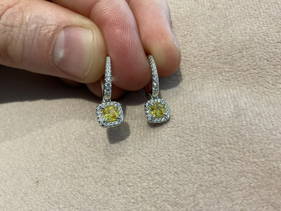 Pendientes de corte princesa canario de diamantes de 1,51 quilates enchapados en platino 925 Foto 2 de 4