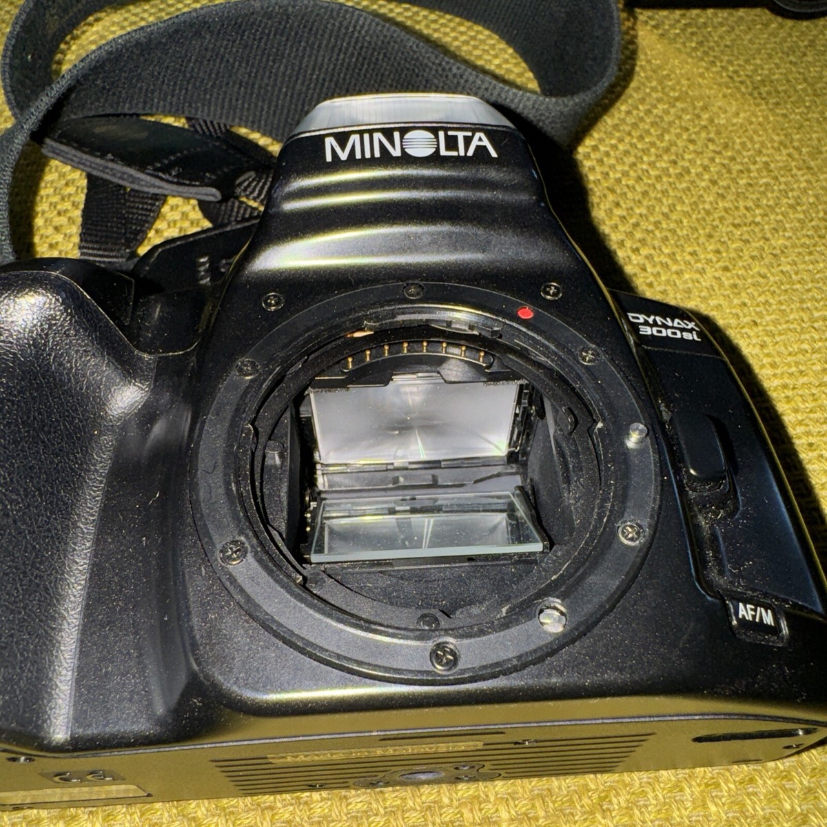 Minolta Dynax 300si / a-101si 35mm SLR Film Camera Body