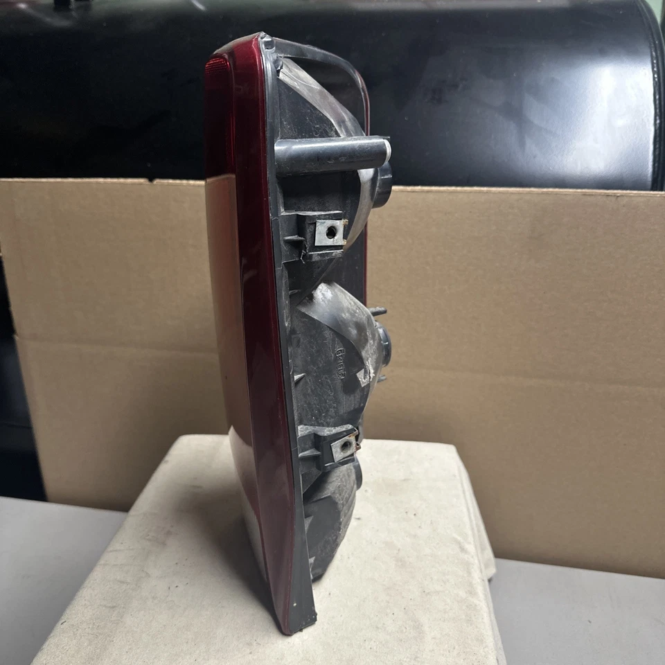 Cadillac Escalade ESV 2002-06 conjunto de luces traseras exteriores izquierda conductor Foto 4 de 4