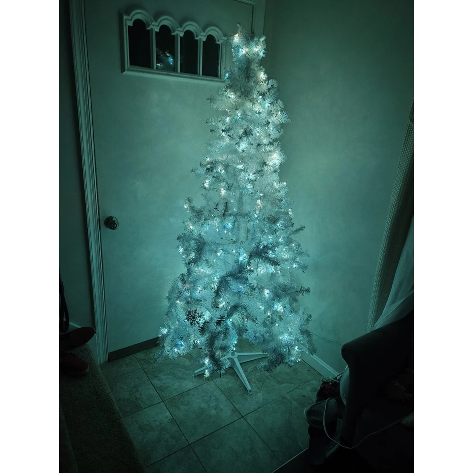 Árbol de Navidad blanco preiluminado 6 pies con luces LED azules con soporte leer descripción Foto 2 de 3