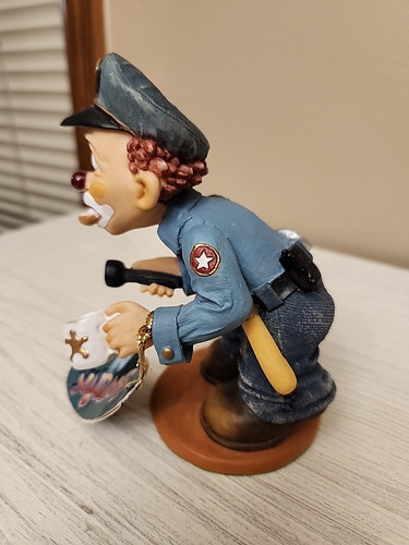 Slapstix Policeman Clown Resin Figurine To Serve and Protect Vtg 1997 - Picture 4 of 5